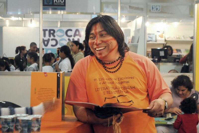 Escritor indígena recebe prêmio de literatura infantojuvenil