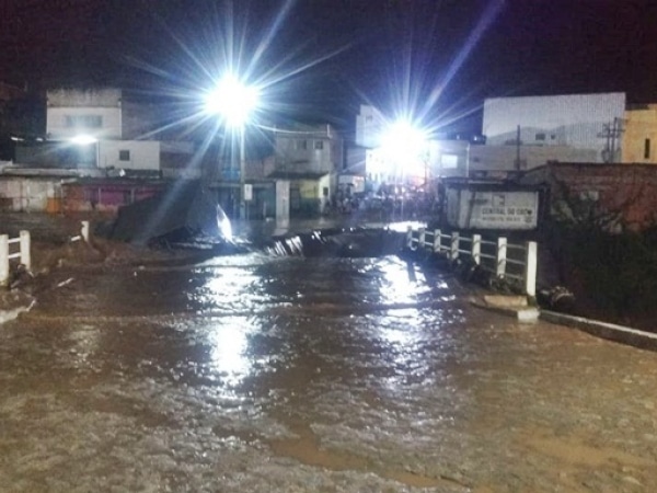 Cheia de riacho atinge casas e deixa moradores desabrigados em Santana do Ipanema-AL