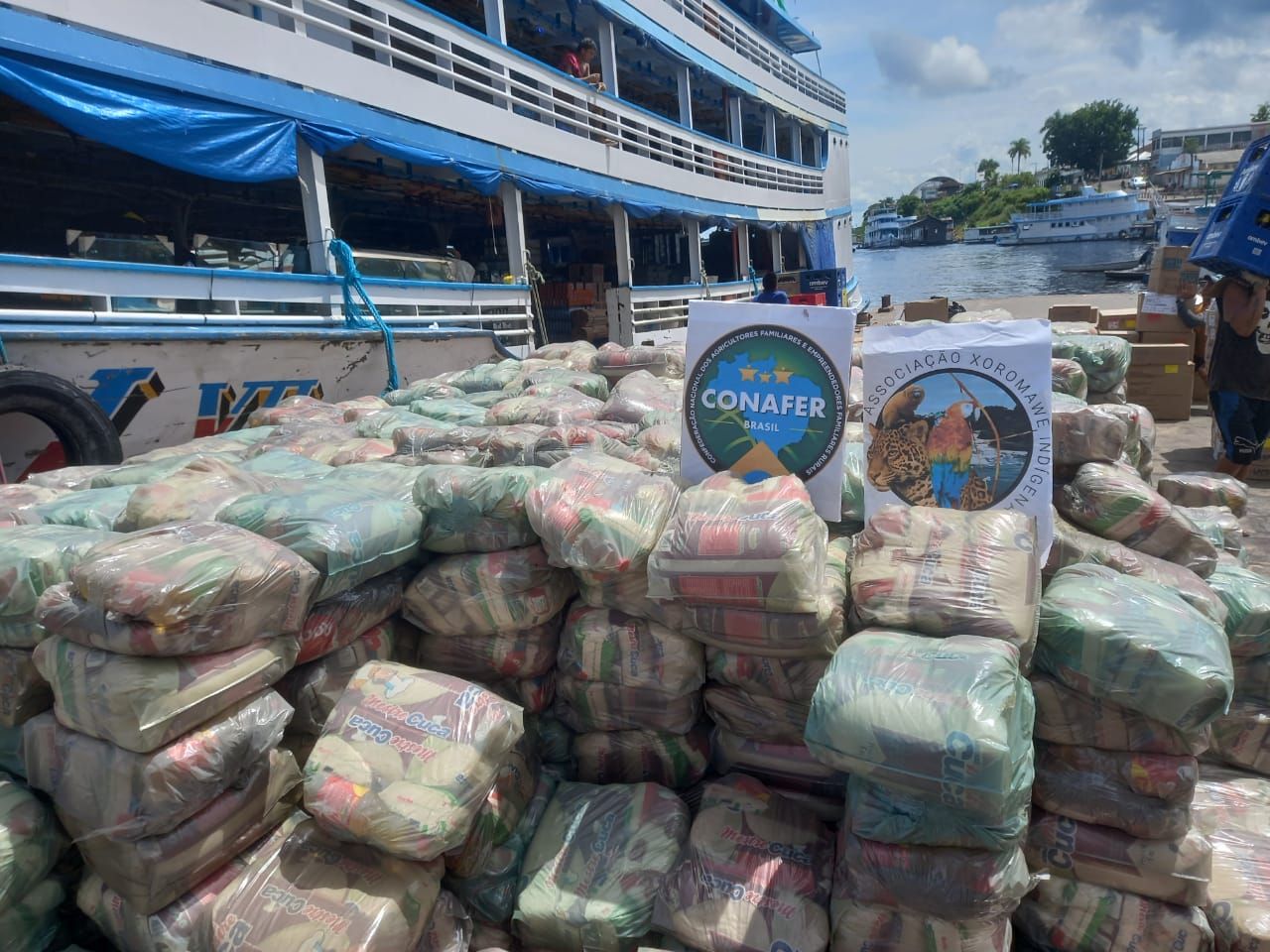 CONAFER YANOMAMI: Confederação entrega mais de mil cestas básicas em 22 aldeias ribeirinhas do Amazonas