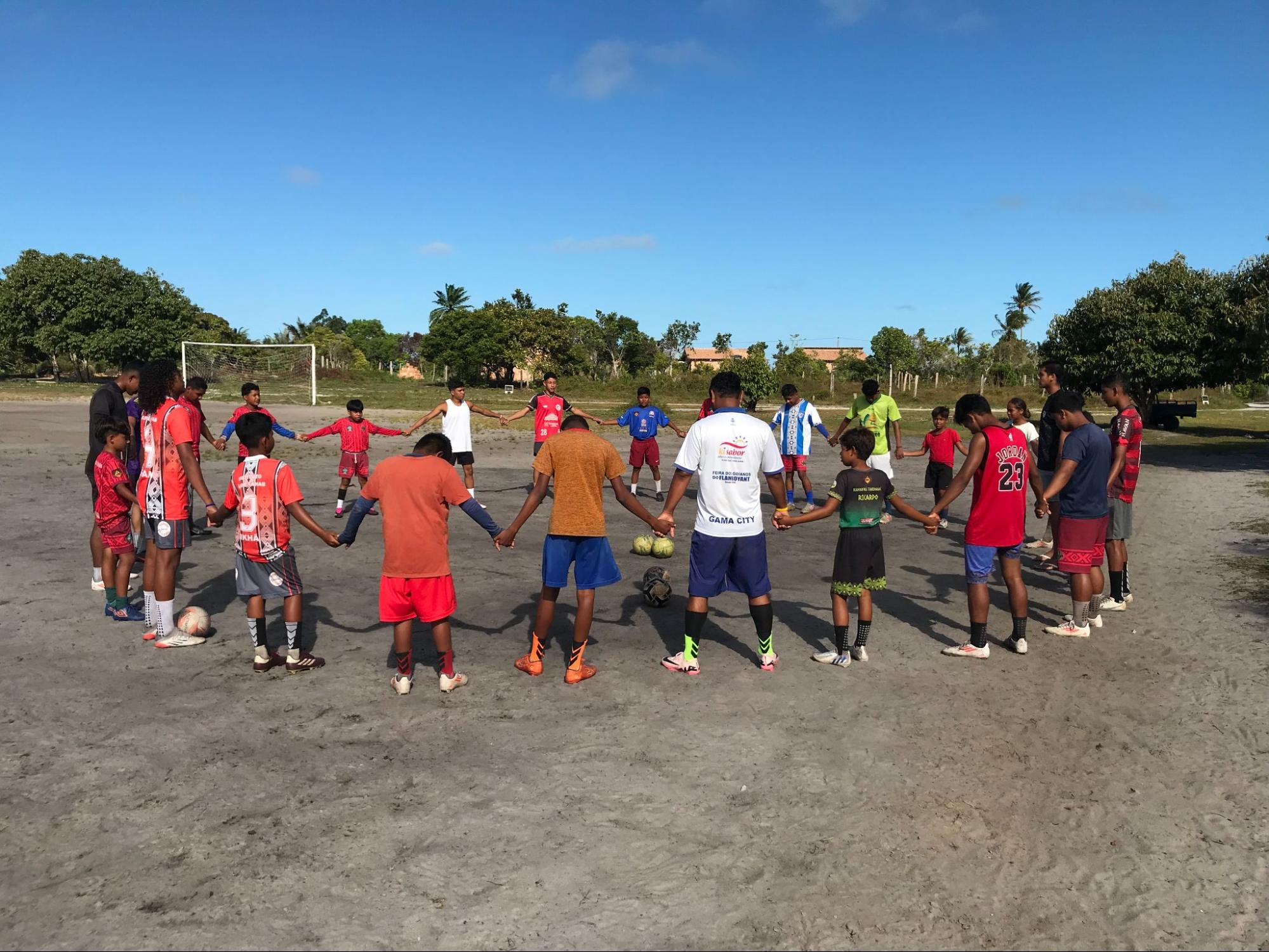 ESPORTE E EDUCAÇÃO: jovens e crianças indígenas recebem treinos de futebol na Bahia